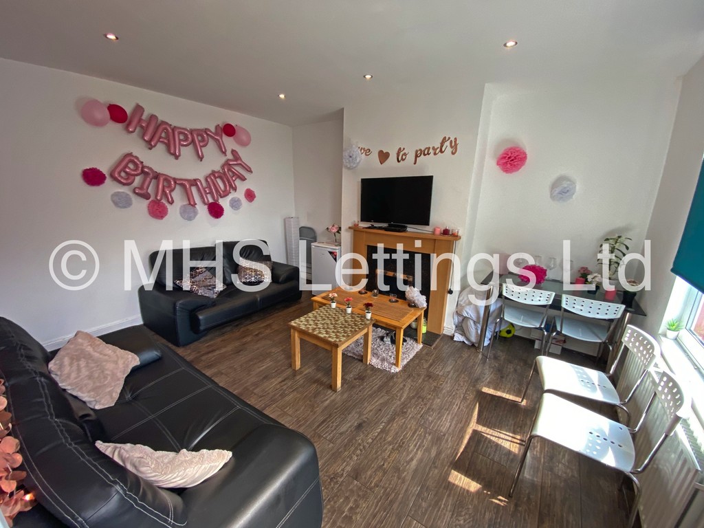 Photo of 4 Bedroom Mid Terraced House in 14 Royal Park View, Leeds, Leeds, LS6 1HN