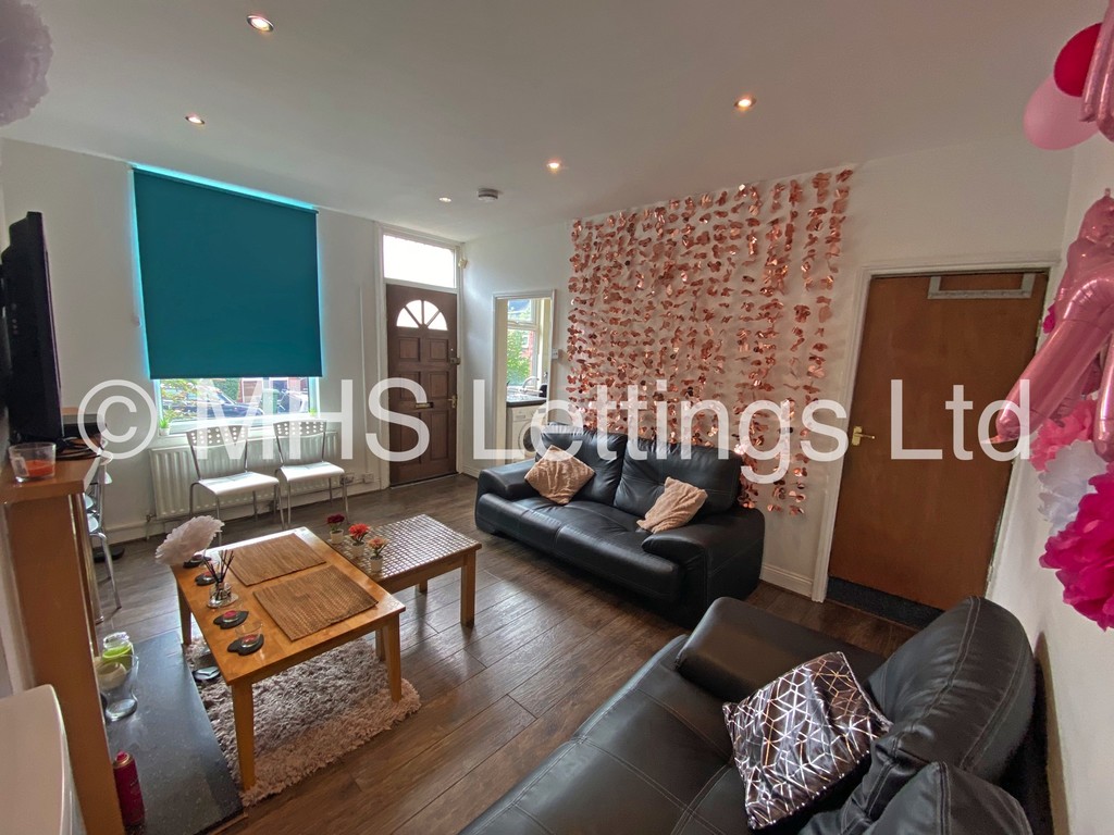 Photo of 4 Bedroom Mid Terraced House in 14 Royal Park View, Leeds, Leeds, LS6 1HN