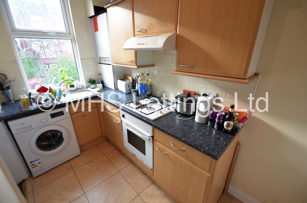 Photo of 4 Bedroom Mid Terraced House in 14 Royal Park View, Leeds, Leeds, LS6 1HN