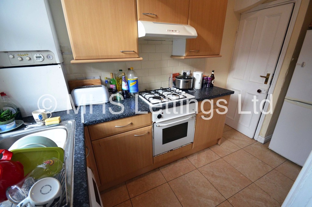 Photo of 4 Bedroom Mid Terraced House in 14 Royal Park View, Leeds, Leeds, LS6 1HN