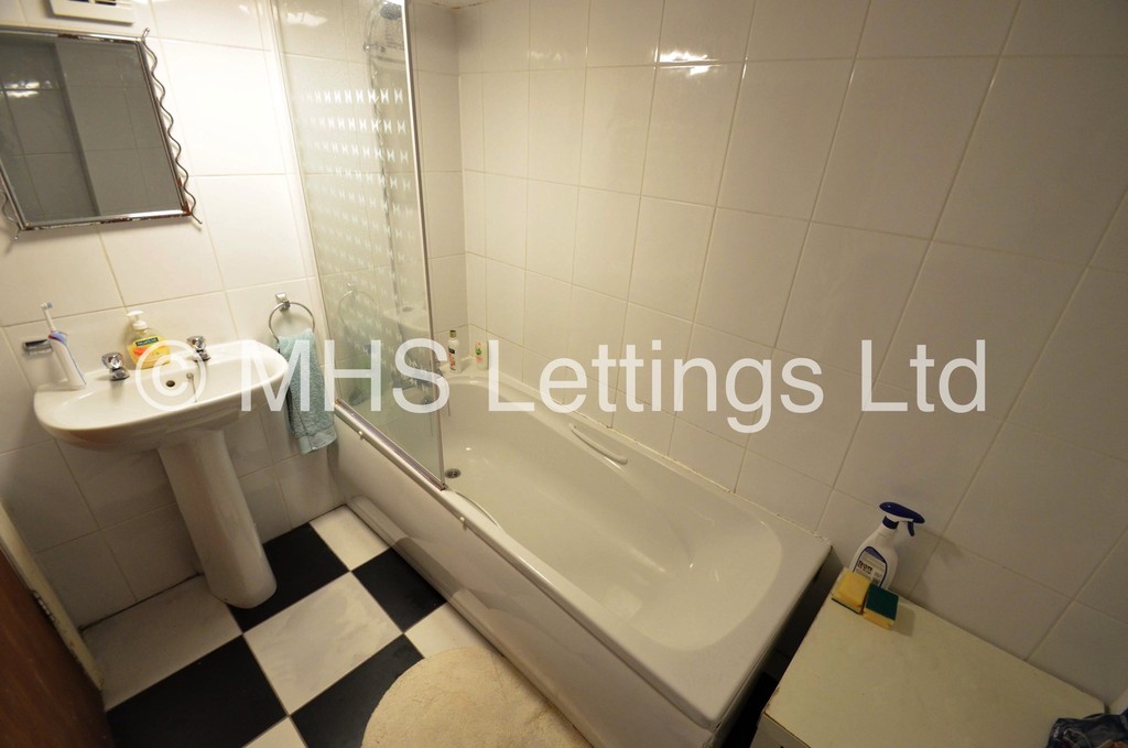 Photo of 4 Bedroom Mid Terraced House in 14 Royal Park View, Leeds, Leeds, LS6 1HN