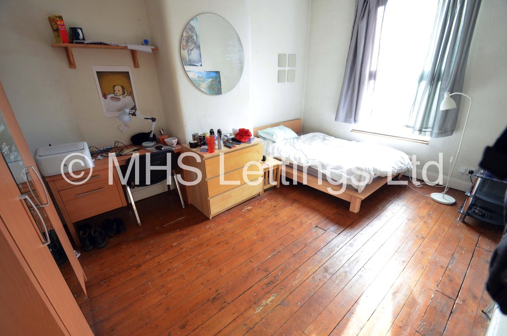Photo of 4 Bedroom Mid Terraced House in 14 Royal Park View, Leeds, Leeds, LS6 1HN