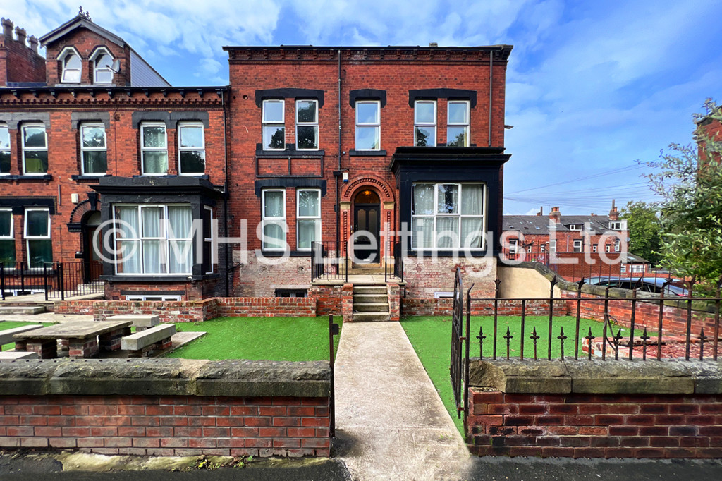 Photo of 12 Bedroom End Terraced House in 221 Hyde Park Road, Leeds, LS6 1AH