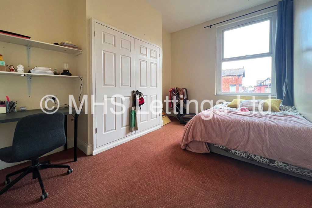 Photo of 12 Bedroom End Terraced House in 221 Hyde Park Road, Leeds, LS6 1AH