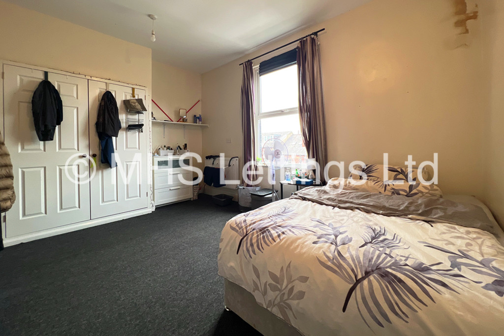 Photo of 12 Bedroom End Terraced House in 221 Hyde Park Road, Leeds, LS6 1AH