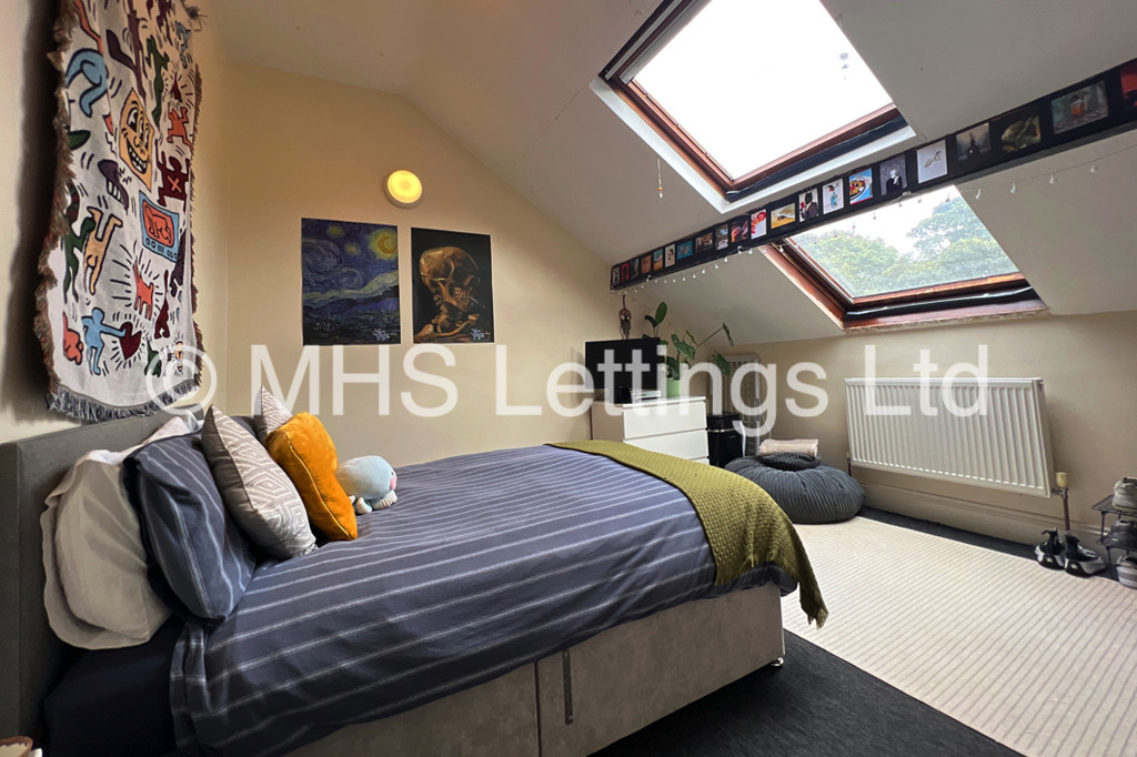 Photo of 12 Bedroom End Terraced House in 221 Hyde Park Road, Leeds, LS6 1AH