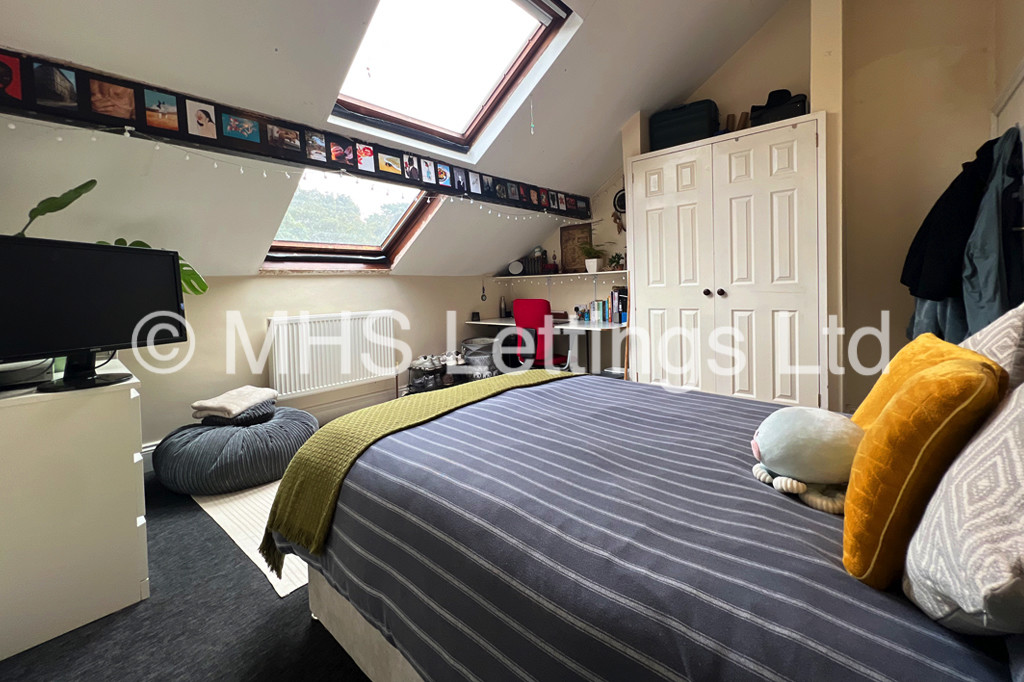Photo of 12 Bedroom End Terraced House in 221 Hyde Park Road, Leeds, LS6 1AH