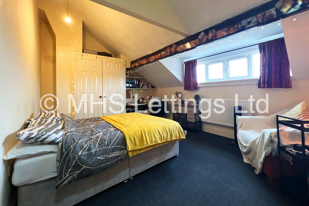 Photo of 12 Bedroom End Terraced House in 221 Hyde Park Road, Leeds, LS6 1AH