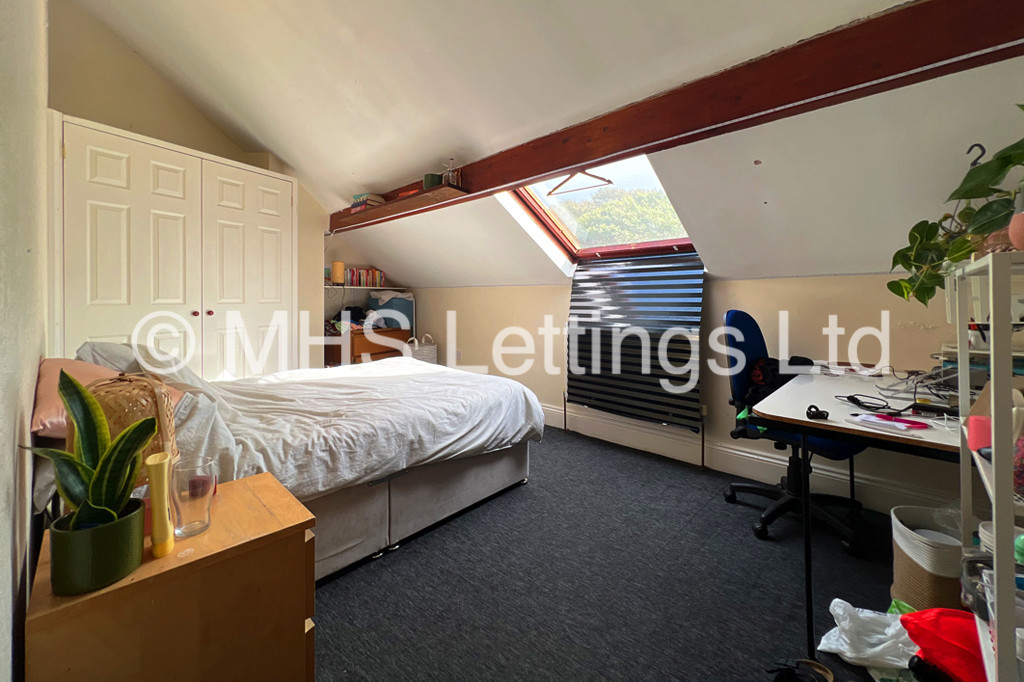 Photo of 12 Bedroom End Terraced House in 221 Hyde Park Road, Leeds, LS6 1AH