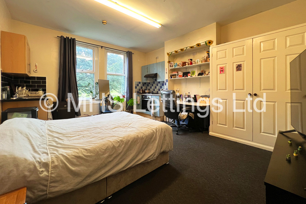 Photo of 12 Bedroom End Terraced House in 221 Hyde Park Road, Leeds, LS6 1AH