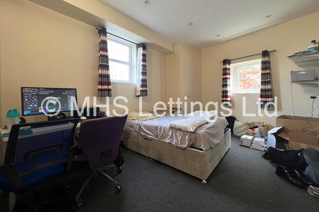 Photo of 12 Bedroom End Terraced House in 221 Hyde Park Road, Leeds, LS6 1AH