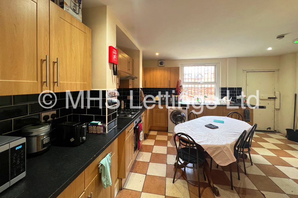 Photo of 12 Bedroom End Terraced House in 221 Hyde Park Road, Leeds, LS6 1AH