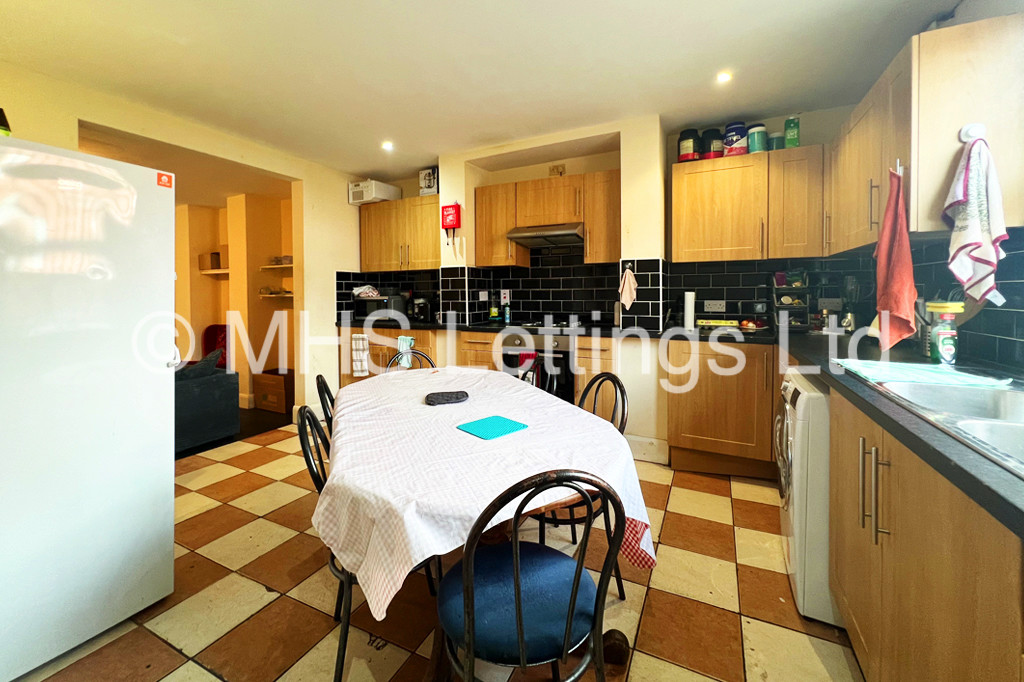 Photo of 12 Bedroom End Terraced House in 221 Hyde Park Road, Leeds, LS6 1AH