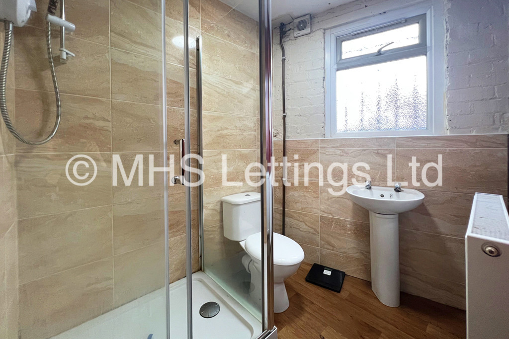 Photo of 12 Bedroom End Terraced House in 221 Hyde Park Road, Leeds, LS6 1AH
