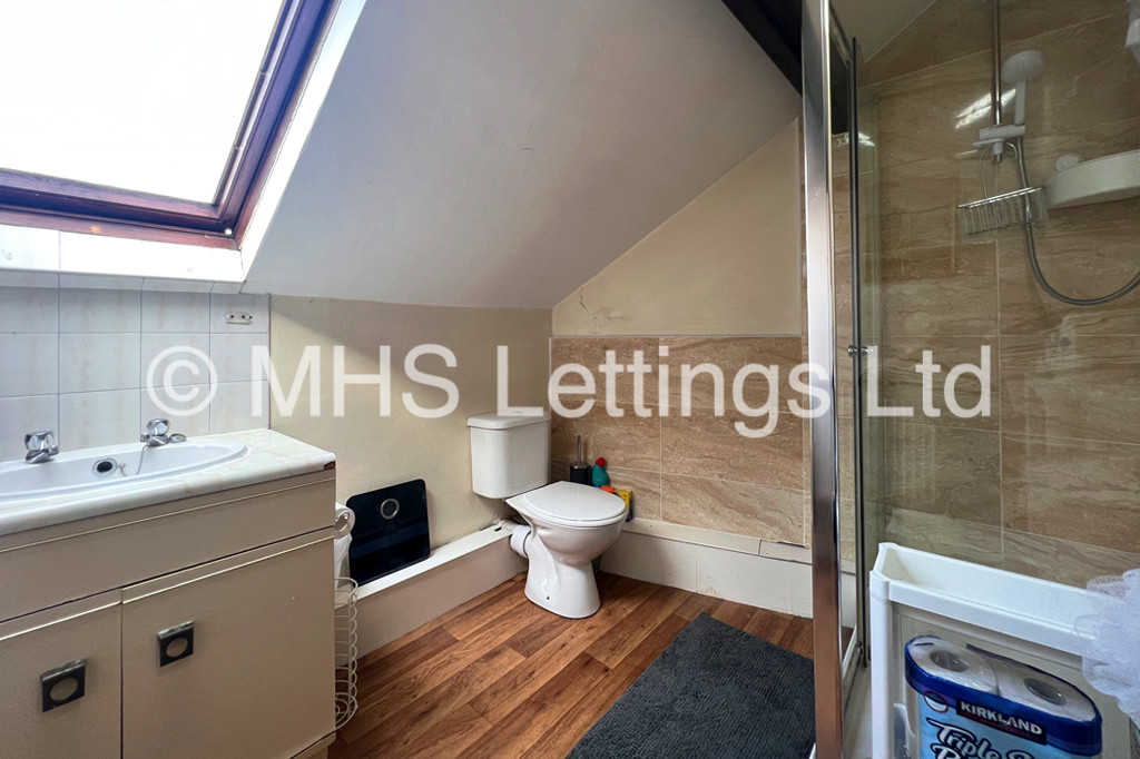 Photo of 12 Bedroom End Terraced House in 221 Hyde Park Road, Leeds, LS6 1AH