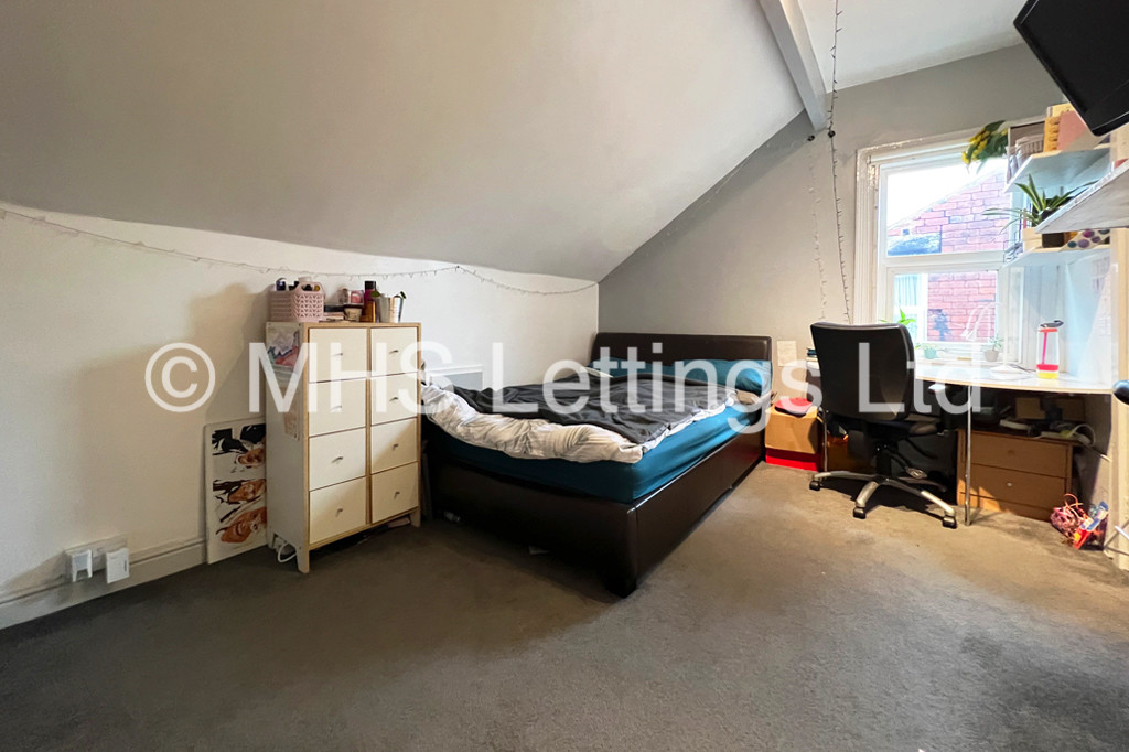 Photo of 6 Bedroom Semi-Detached House in 22 Hartley Avenue, Leeds, LS6 2LP