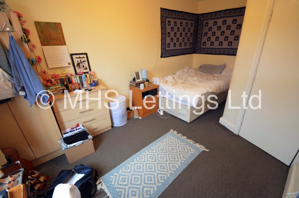 Photo of 6 Bedroom Mid Terraced House in 64 Manor Drive, Leeds, LS6 1DD