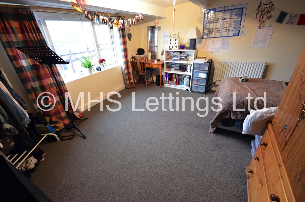 Photo of 6 Bedroom Mid Terraced House in 64 Manor Drive, Leeds, LS6 1DD