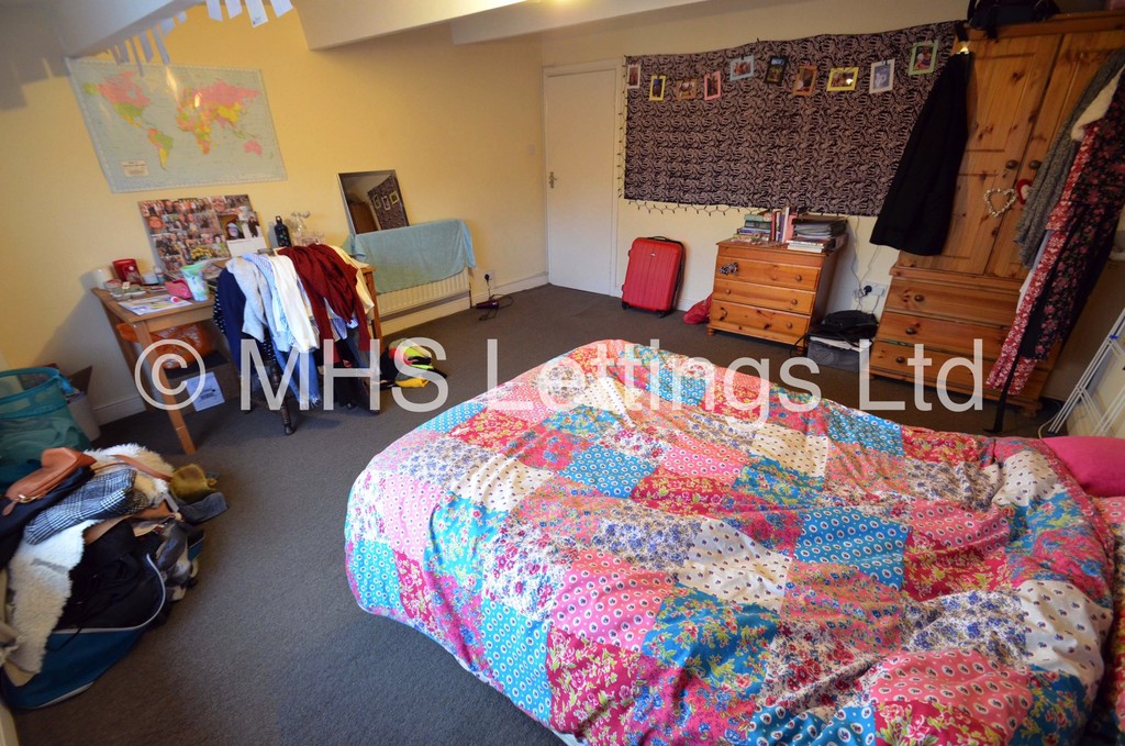 Photo of 6 Bedroom Mid Terraced House in 64 Manor Drive, Leeds, LS6 1DD