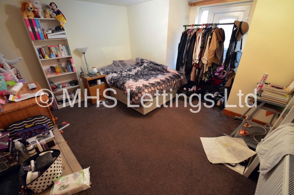 Photo of 6 Bedroom Mid Terraced House in 64 Manor Drive, Leeds, LS6 1DD