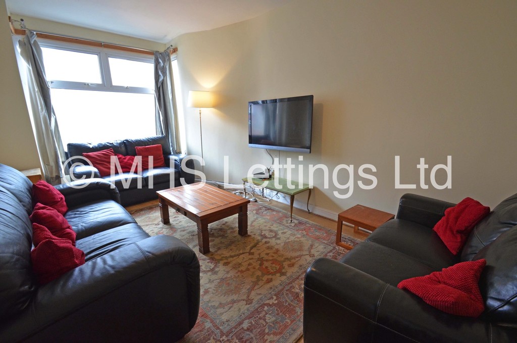 Photo of 6 Bedroom Mid Terraced House in 64 Manor Drive, Leeds, LS6 1DD