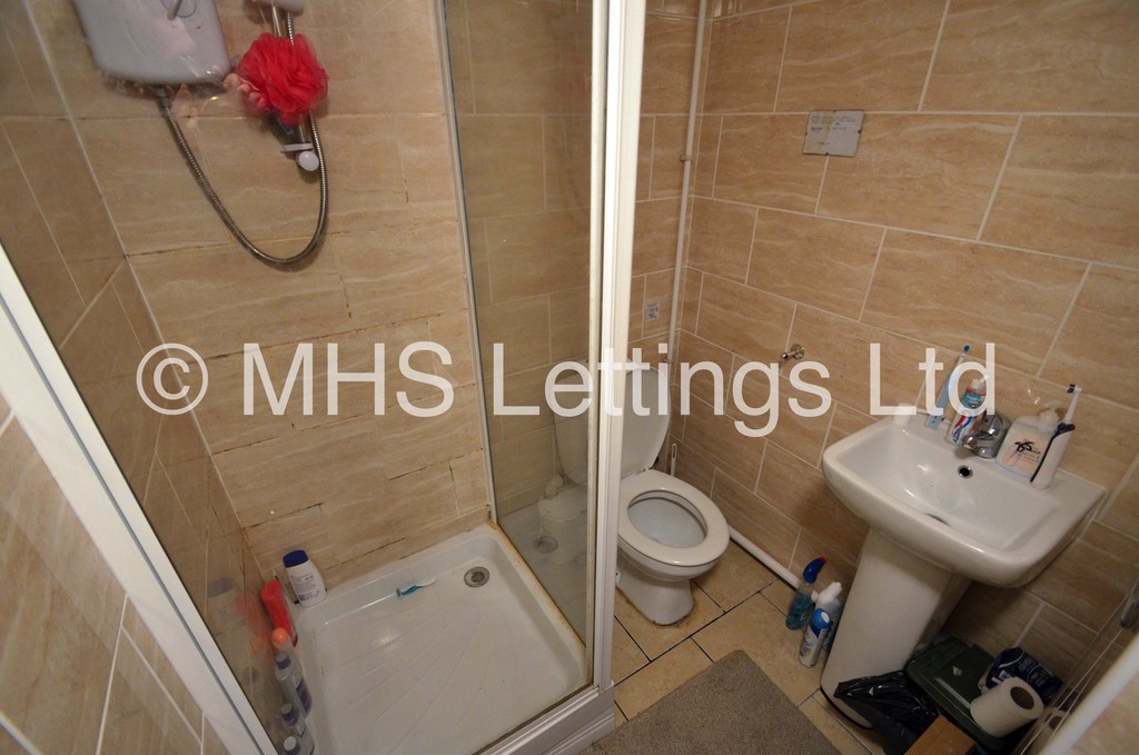 Photo of 6 Bedroom Mid Terraced House in 64 Manor Drive, Leeds, LS6 1DD