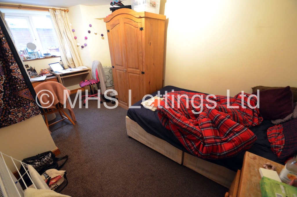 Photo of 6 Bedroom Mid Terraced House in 64 Manor Drive, Leeds, LS6 1DD