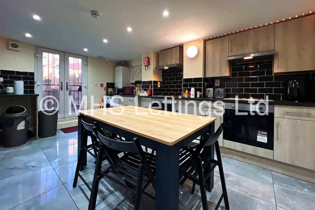Photo of 8 Bedroom Mid Terraced House in 19 Ash Grove, Leeds, LS6 1AX