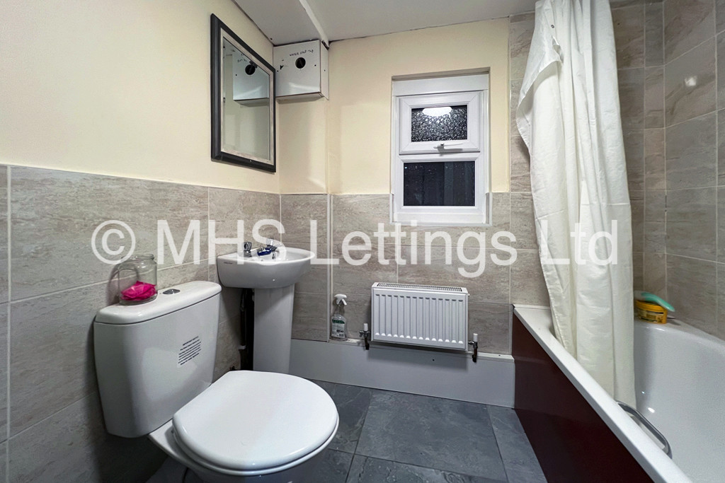 Photo of 8 Bedroom Mid Terraced House in 19 Ash Grove, Leeds, LS6 1AX