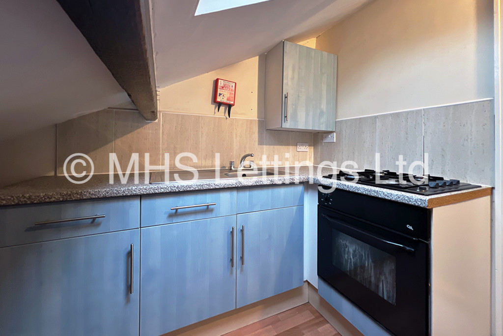 Photo of 8 Bedroom Mid Terraced House in 19 Ash Grove, Leeds, LS6 1AX
