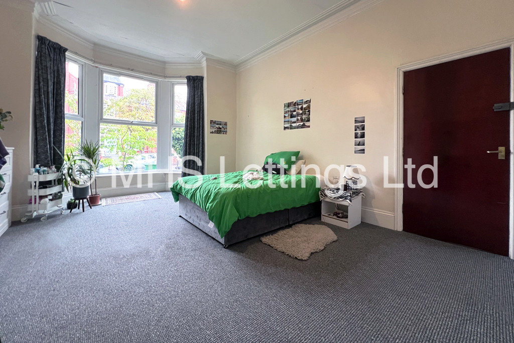 Photo of 8 Bedroom Mid Terraced House in 19 Ash Grove, Leeds, LS6 1AX