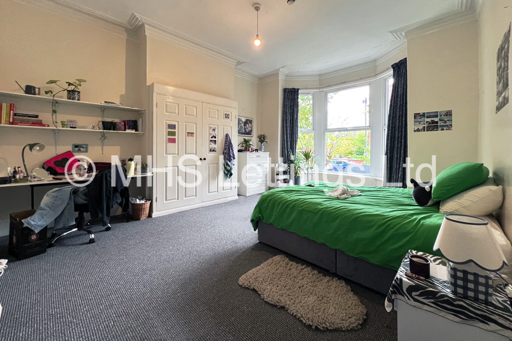 Photo of 8 Bedroom Mid Terraced House in 19 Ash Grove, Leeds, LS6 1AX