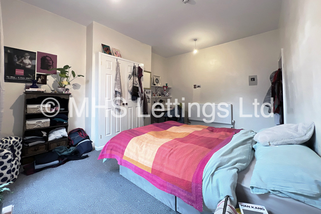 Photo of 8 Bedroom Mid Terraced House in 19 Ash Grove, Leeds, LS6 1AX
