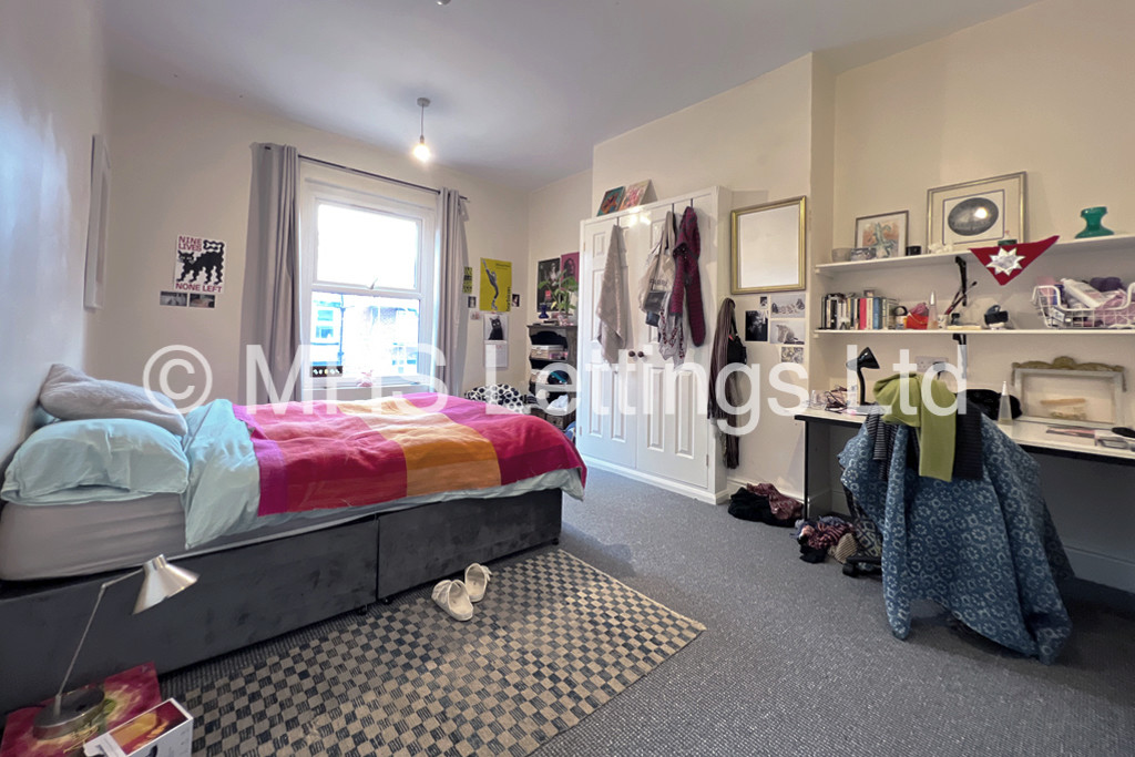 Photo of 8 Bedroom Mid Terraced House in 19 Ash Grove, Leeds, LS6 1AX