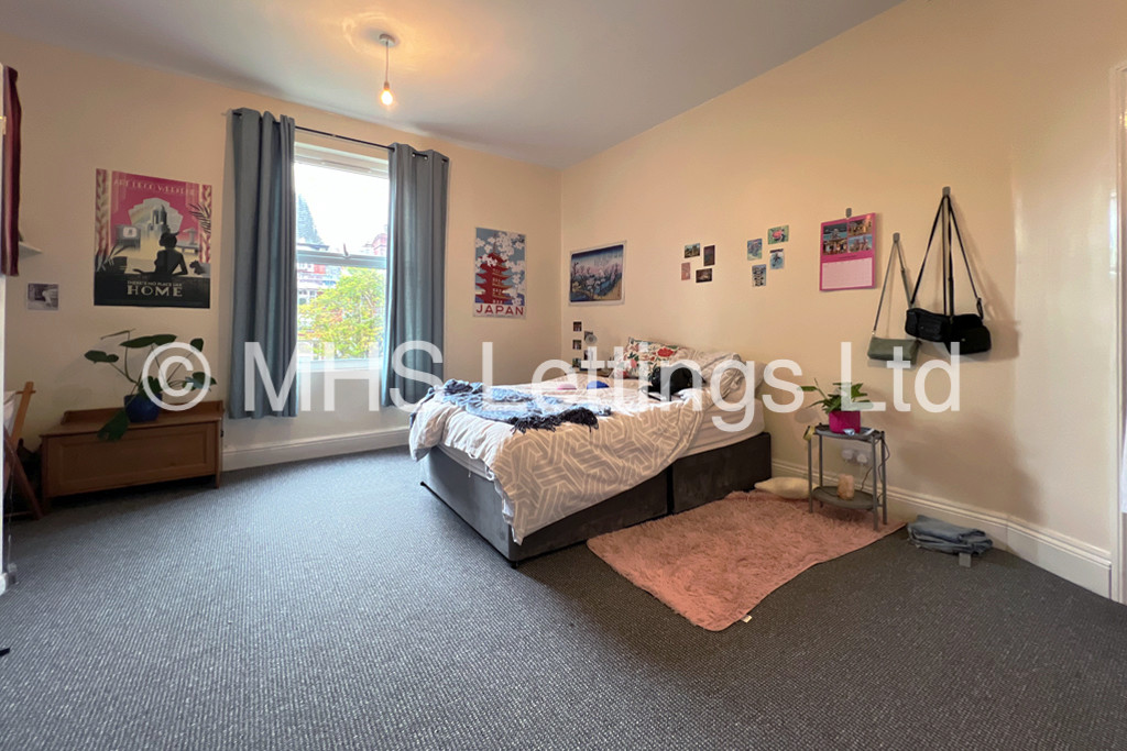 Photo of 8 Bedroom Mid Terraced House in 19 Ash Grove, Leeds, LS6 1AX