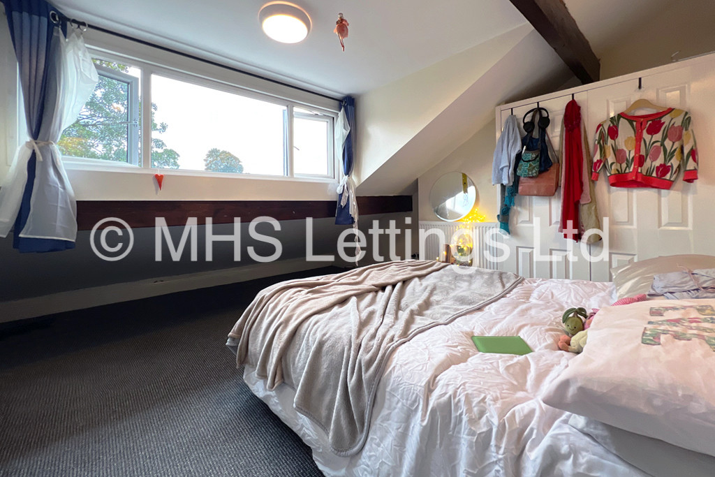 Photo of 8 Bedroom Mid Terraced House in 19 Ash Grove, Leeds, LS6 1AX