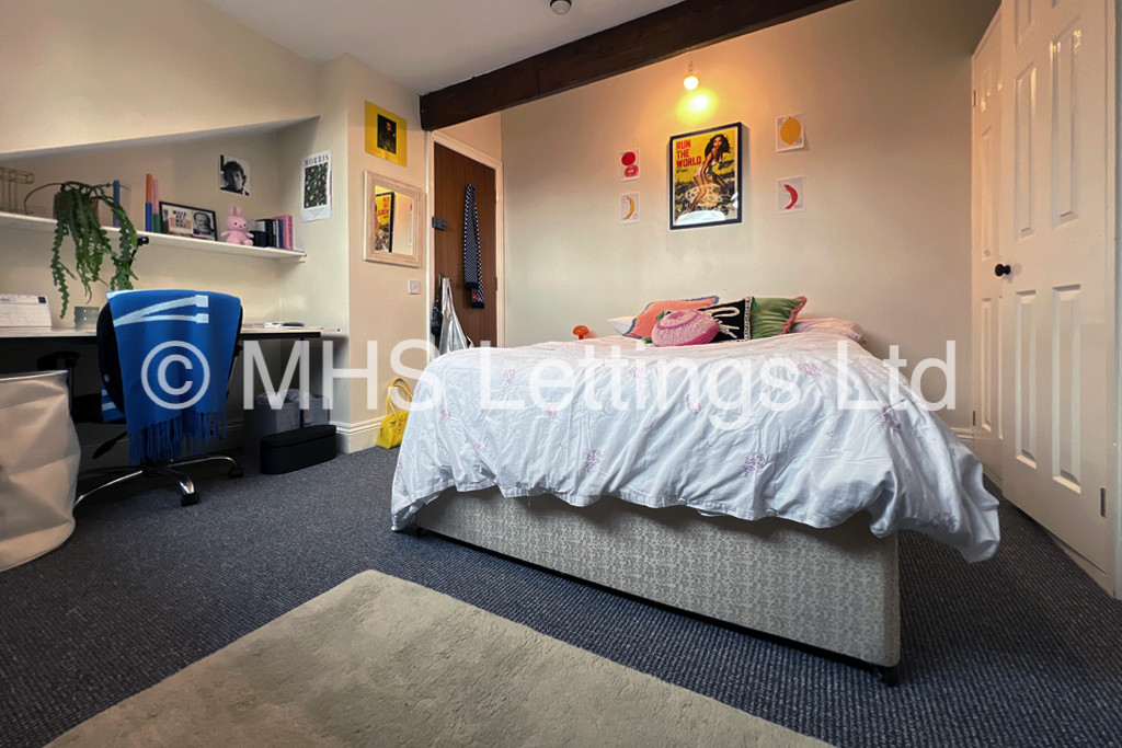 Photo of 8 Bedroom Mid Terraced House in 19 Ash Grove, Leeds, LS6 1AX