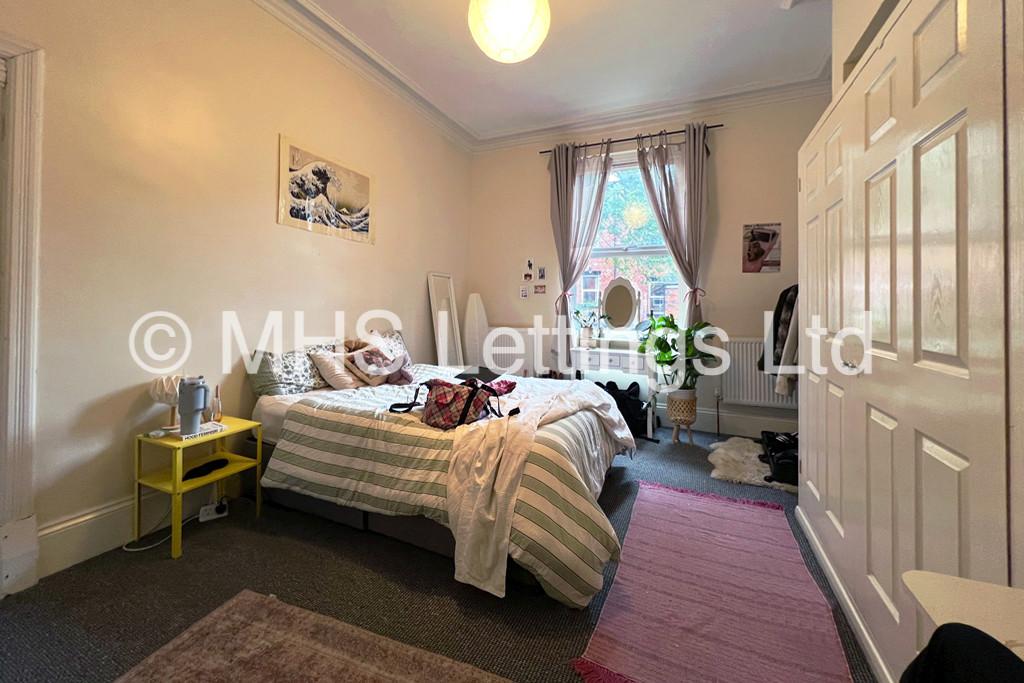 Photo of 8 Bedroom Mid Terraced House in 19 Ash Grove, Leeds, LS6 1AX