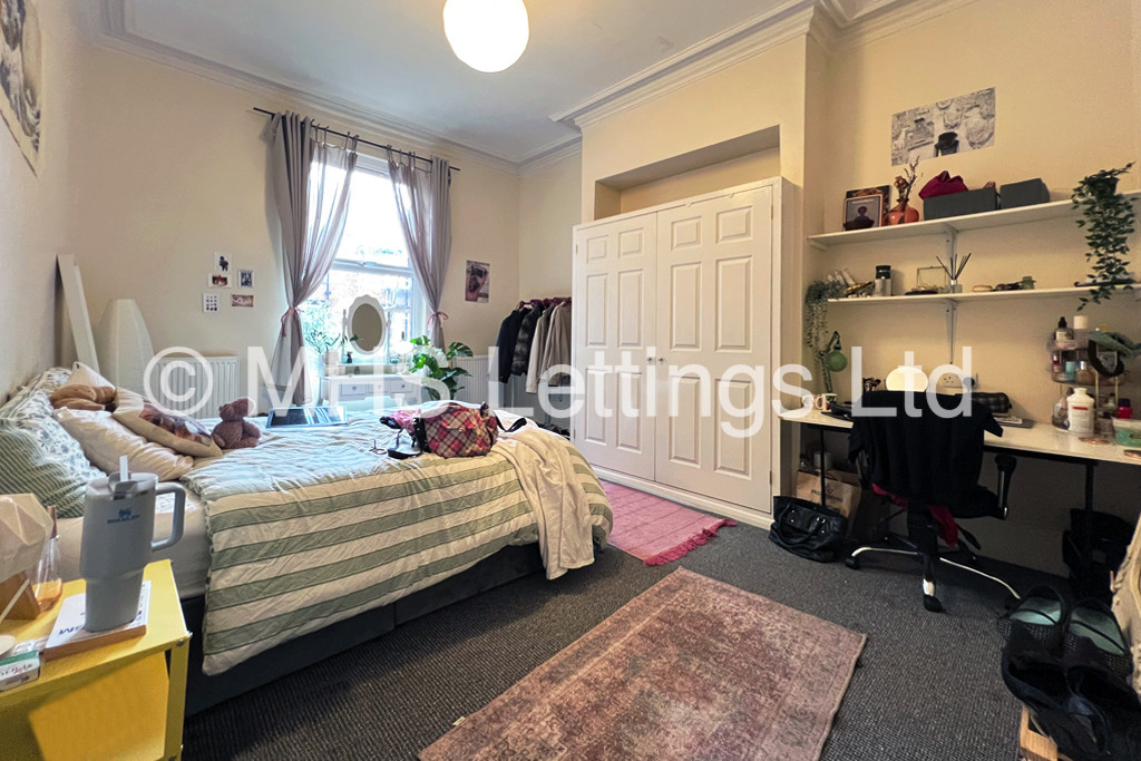 Photo of 8 Bedroom Mid Terraced House in 19 Ash Grove, Leeds, LS6 1AX