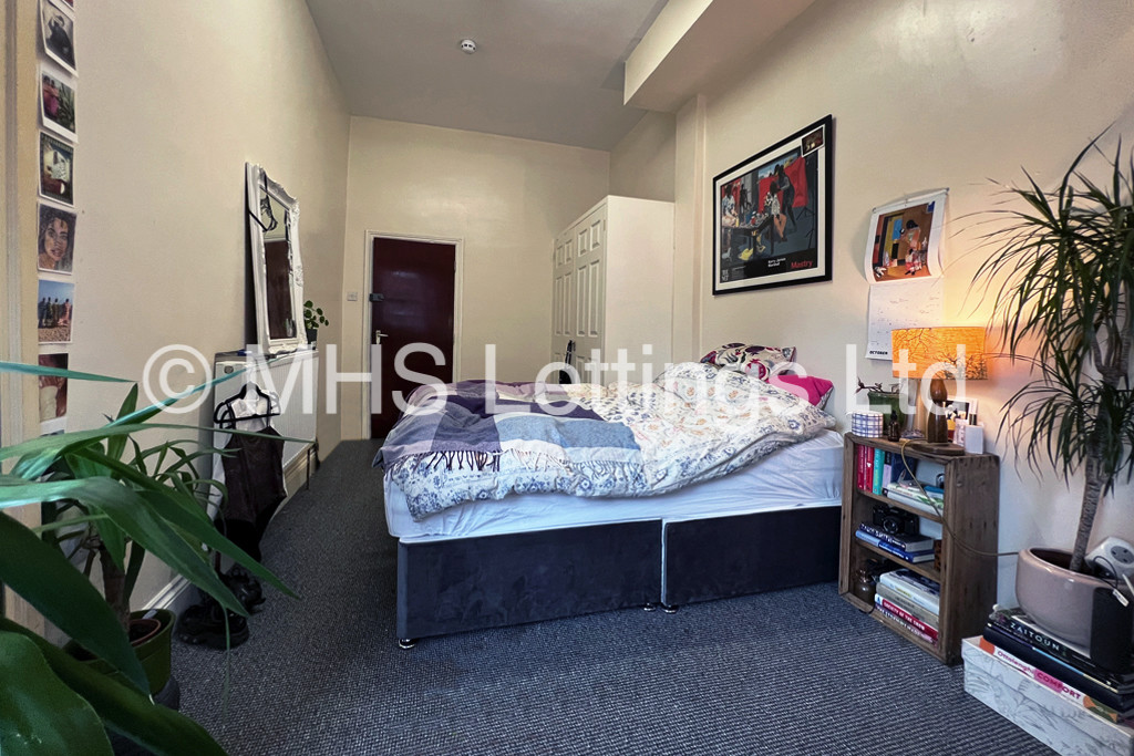 Photo of 8 Bedroom Mid Terraced House in 19 Ash Grove, Leeds, LS6 1AX