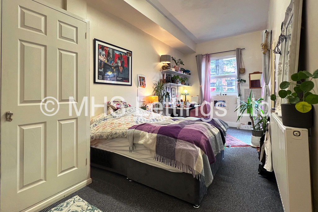 Photo of 8 Bedroom Mid Terraced House in 19 Ash Grove, Leeds, LS6 1AX