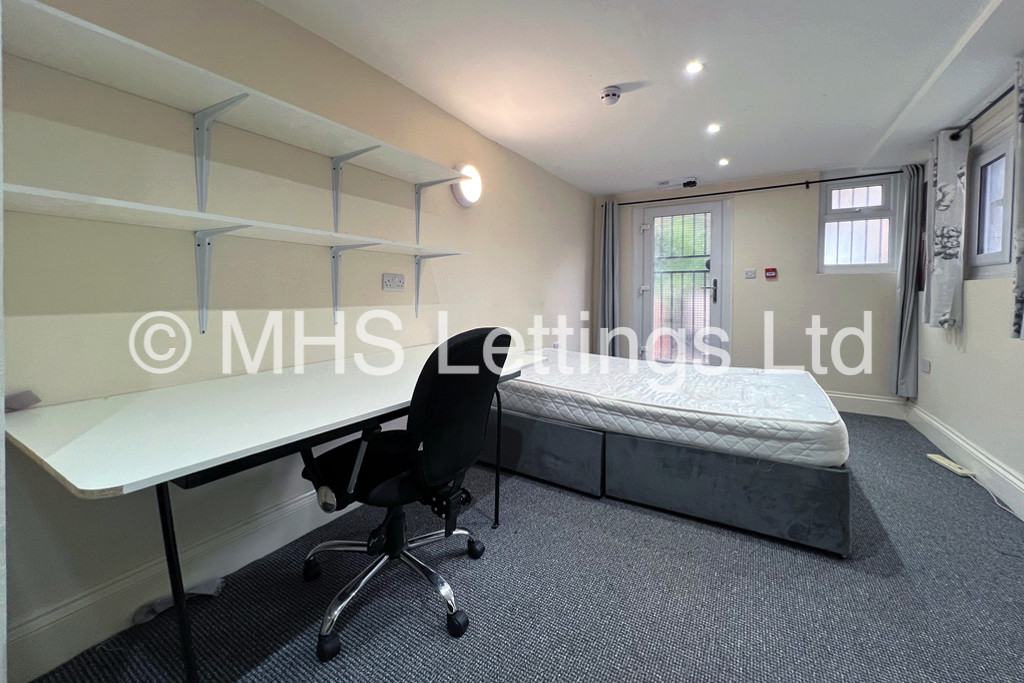 Photo of 8 Bedroom Mid Terraced House in 19 Ash Grove, Leeds, LS6 1AX