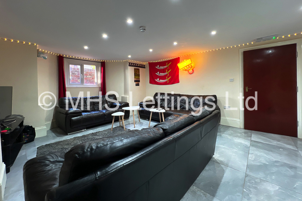 Photo of 8 Bedroom Mid Terraced House in 19 Ash Grove, Leeds, LS6 1AX