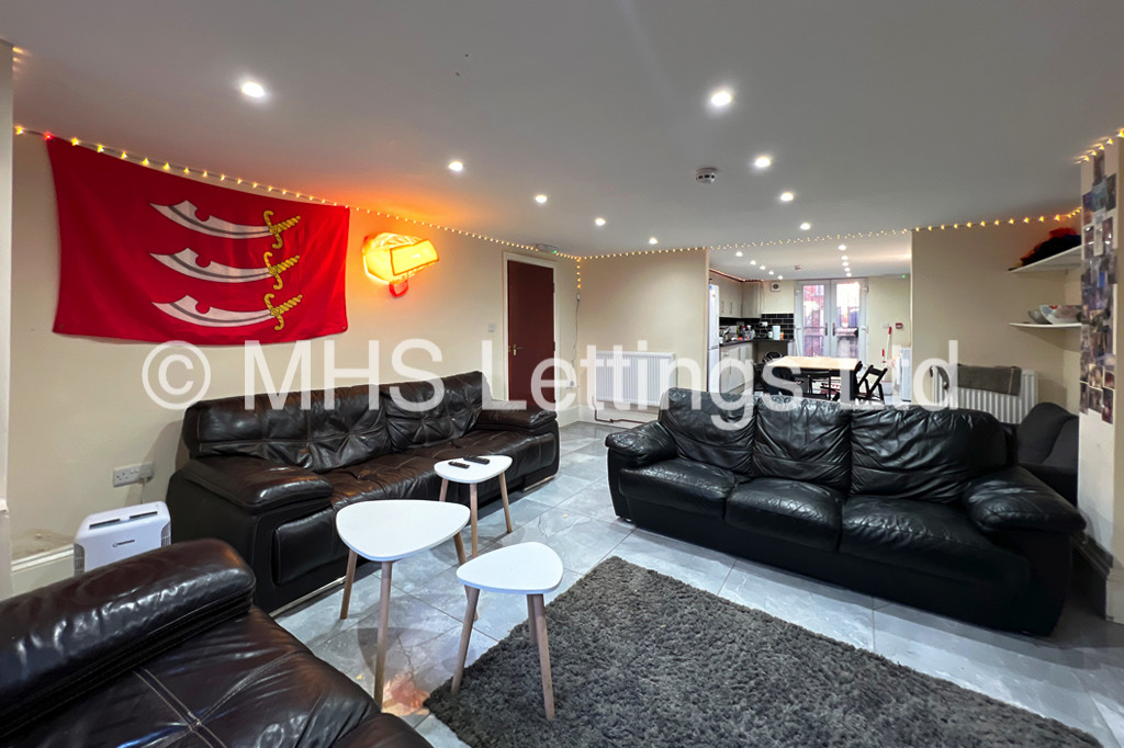 Photo of 8 Bedroom Mid Terraced House in 19 Ash Grove, Leeds, LS6 1AX