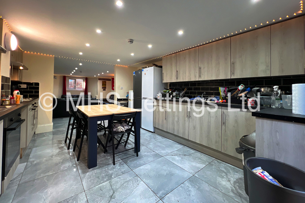 Photo of 8 Bedroom Mid Terraced House in 19 Ash Grove, Leeds, LS6 1AX