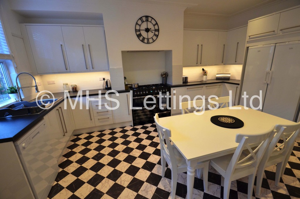 Photo of 5 Bedroom Mid Terraced House in 40 Estcourt Avenue, Leeds, LS6 3ET