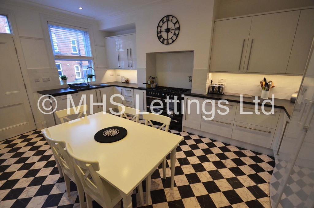 Photo of 5 Bedroom Mid Terraced House in 40 Estcourt Avenue, Leeds, LS6 3ET