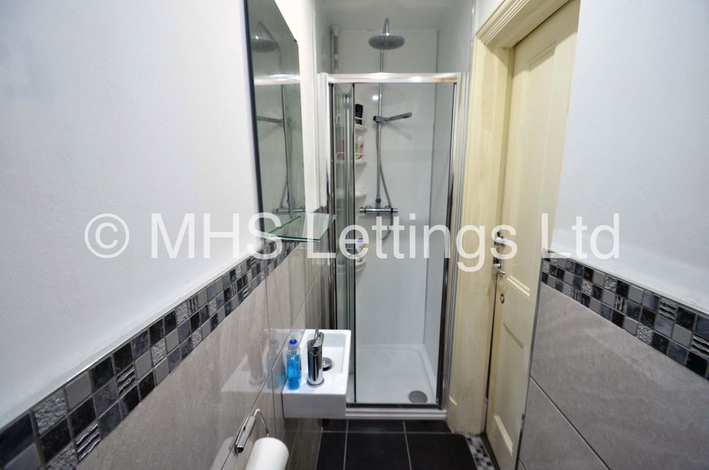 Photo of 5 Bedroom Mid Terraced House in 40 Estcourt Avenue, Leeds, LS6 3ET