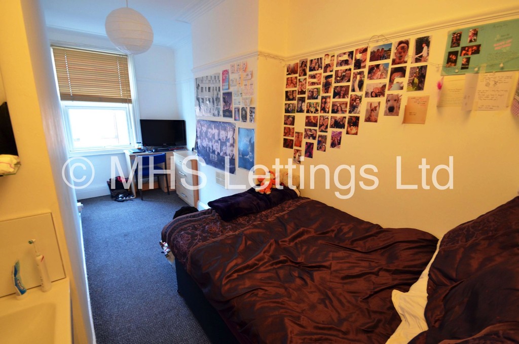Photo of 5 Bedroom Mid Terraced House in 40 Estcourt Avenue, Leeds, LS6 3ET