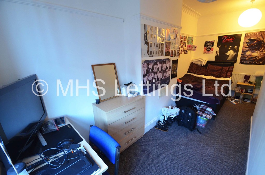 Photo of 5 Bedroom Mid Terraced House in 40 Estcourt Avenue, Leeds, LS6 3ET